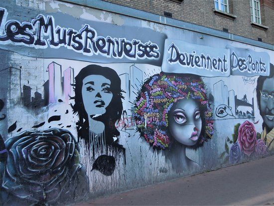 Fresque Les murs renversés deviennent des ponts